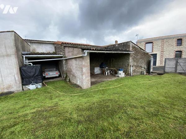 Bâtiment en pierre + préau et terrain en partie constructible