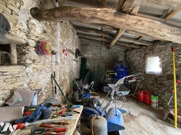 Bâtiment en pierre + préau et terrain en partie constructible