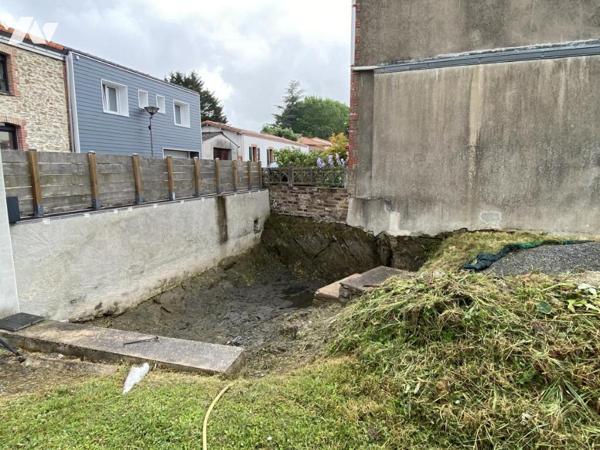 Bâtiment en pierre + préau et terrain en partie constructible