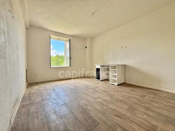 MAISON DE 80 M², TERRAIN CLOS DE 670 M², TERRASSE DE 35 M², 3 CHAMBRES ET 3 GARAGES