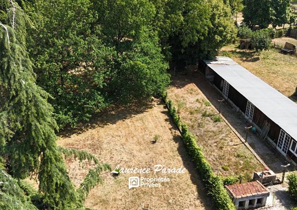 Élégante propriété de style périgourdin au coeur d'un parc arboré, triple garage puits dependance