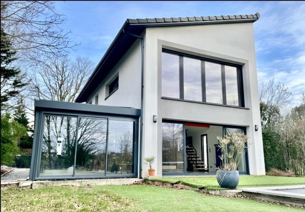 Une cabane moderne dans les arbres...!