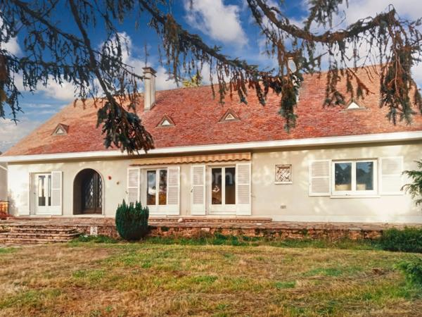 Maison Familiale Plain Pieds élevée sur sous-sol de 230 m² - 10 pièces -5 Chambres - Terrain 4000 m² environ 87190 MAGNAC LAVAL