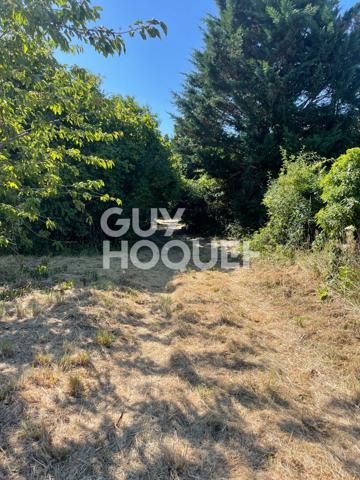 Terrain 1890 m2 avec une dépendance sur Ezy Sur Eure