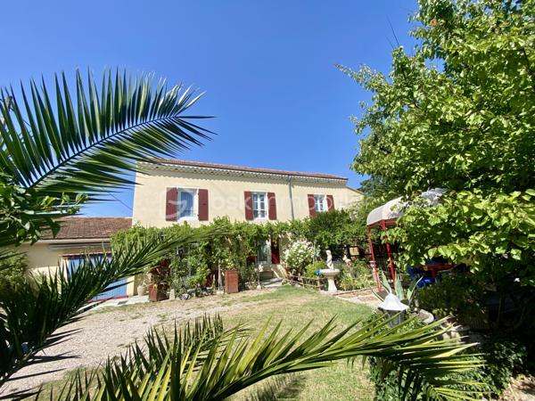 Il est des maisons qui dégagent une atmosphère particulière dès les premiers instants… Cette charmante maison de style provençal de 96 m², nichée sur un terrain arboré d'environ 560 m², en fait partie.

Derrière son allure authentique et chaleureuse, elle offre un intérieur fonctionnel et agréable à vivre. Au rez-de-chaussée, vous découvrirez une cuisine équipée indépendante ainsi qu'un salon-séjour lumineux de plus de 30 m², idéal pour partager de beaux moments en famille.

À l'étage, l'espace nuit se compose de trois chambres, d'une salle d'eau et de WC séparés.

Pensée pour le quotidien, la maison dispose également d'une buanderie avec WC, d'une dépendance attenante d'environ 12 m². Atelier, bureau pour le télétravail, espace créatif ou pièce supplémentaire, chacun pourra y imaginer son propre projet. Un garage et son espace de rangement ainsi qu'un carport pour camping-car viennent compléter le tout.

À l'extérieur, le jardin verdoyant invite à la détente et aux repas en terrasse, dans une ambiance typiquement provençale.

✨ Une maison pleine de charme, pratique et chaleureuse, où l'on se sent immédiatement bien. Un véritable coup de cœur à découvrir sans tarder !

🎥 Vous êtes loin ? Une visite virtuelle est disponible sur demande afin de découvrir le bien à distance.