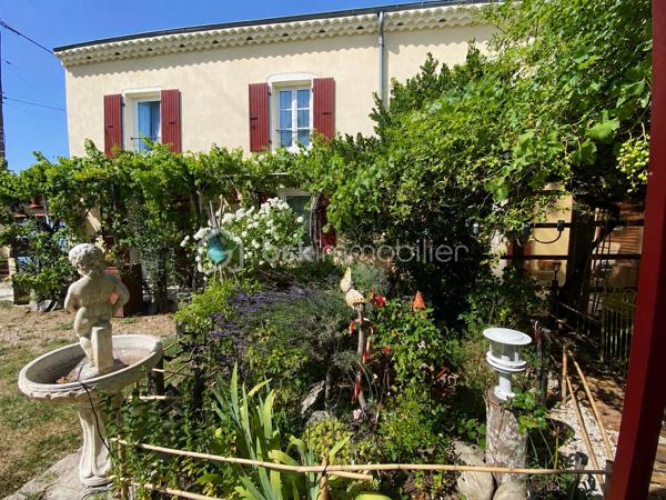 Il est des maisons qui dégagent une atmosphère particulière dès les premiers instants… Cette charmante maison de style provençal de 96 m², nichée sur un terrain arboré d'environ 560 m², en fait partie.

Derrière son allure authentique et chaleureuse, elle offre un intérieur fonctionnel et agréable à vivre. Au rez-de-chaussée, vous découvrirez une cuisine équipée indépendante ainsi qu'un salon-séjour lumineux de plus de 30 m², idéal pour partager de beaux moments en famille.

À l'étage, l'espace nuit se compose de trois chambres, d'une salle d'eau et de WC séparés.

Pensée pour le quotidien, la maison dispose également d'une buanderie avec WC, d'une dépendance attenante d'environ 12 m². Atelier, bureau pour le télétravail, espace créatif ou pièce supplémentaire, chacun pourra y imaginer son propre projet. Un garage et son espace de rangement ainsi qu'un carport pour camping-car viennent compléter le tout.

À l'extérieur, le jardin verdoyant invite à la détente et aux repas en terrasse, dans une ambiance typiquement provençale.

✨ Une maison pleine de charme, pratique et chaleureuse, où l'on se sent immédiatement bien. Un véritable coup de cœur à découvrir sans tarder !

🎥 Vous êtes loin ? Une visite virtuelle est disponible sur demande afin de découvrir le bien à distance.