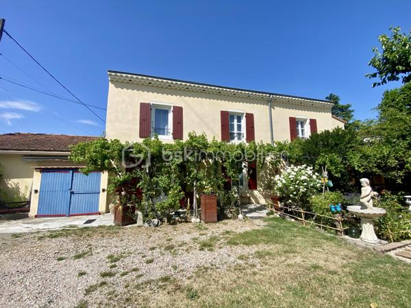 Il est des maisons qui dégagent une atmosphère particulière dès les premiers instants… Cette charmante maison de style provençal de 96 m², nichée sur un terrain arboré d'environ 560 m², en fait partie.

Derrière son allure authentique et chaleureuse, elle offre un intérieur fonctionnel et agréable à vivre. Au rez-de-chaussée, vous découvrirez une cuisine équipée indépendante ainsi qu'un salon-séjour lumineux de plus de 30 m², idéal pour partager de beaux moments en famille.

À l'étage, l'espace nuit se compose de trois chambres, d'une salle d'eau et de WC séparés.

Pensée pour le quotidien, la maison dispose également d'une buanderie avec WC, d'une dépendance attenante d'environ 12 m². Atelier, bureau pour le télétravail, espace créatif ou pièce supplémentaire, chacun pourra y imaginer son propre projet. Un garage et son espace de rangement ainsi qu'un carport pour camping-car viennent compléter le tout.

À l'extérieur, le jardin verdoyant invite à la détente et aux repas en terrasse, dans une ambiance typiquement provençale.

✨ Une maison pleine de charme, pratique et chaleureuse, où l'on se sent immédiatement bien. Un véritable coup de cœur à découvrir sans tarder !

🎥 Vous êtes loin ? Une visite virtuelle est disponible sur demande afin de découvrir le bien à distance.