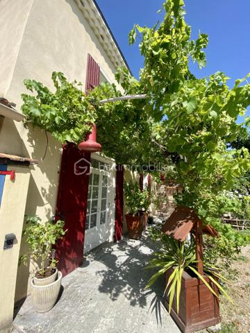 Il est des maisons qui dégagent une atmosphère particulière dès les premiers instants… Cette charmante maison de style provençal de 96 m², nichée sur un terrain arboré d'environ 560 m², en fait partie.

Derrière son allure authentique et chaleureuse, elle offre un intérieur fonctionnel et agréable à vivre. Au rez-de-chaussée, vous découvrirez une cuisine équipée indépendante ainsi qu'un salon-séjour lumineux de plus de 30 m², idéal pour partager de beaux moments en famille.

À l'étage, l'espace nuit se compose de trois chambres, d'une salle d'eau et de WC séparés.

Pensée pour le quotidien, la maison dispose également d'une buanderie avec WC, d'une dépendance attenante d'environ 12 m². Atelier, bureau pour le télétravail, espace créatif ou pièce supplémentaire, chacun pourra y imaginer son propre projet. Un garage et son espace de rangement ainsi qu'un carport pour camping-car viennent compléter le tout.

À l'extérieur, le jardin verdoyant invite à la détente et aux repas en terrasse, dans une ambiance typiquement provençale.

✨ Une maison pleine de charme, pratique et chaleureuse, où l'on se sent immédiatement bien. Un véritable coup de cœur à découvrir sans tarder !

🎥 Vous êtes loin ? Une visite virtuelle est disponible sur demande afin de découvrir le bien à distance.