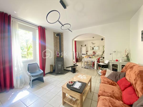 Il est des maisons qui dégagent une atmosphère particulière dès les premiers instants… Cette charmante maison de style provençal de 96 m², nichée sur un terrain arboré d'environ 560 m², en fait partie.

Derrière son allure authentique et chaleureuse, elle offre un intérieur fonctionnel et agréable à vivre. Au rez-de-chaussée, vous découvrirez une cuisine équipée indépendante ainsi qu'un salon-séjour lumineux de plus de 30 m², idéal pour partager de beaux moments en famille.

À l'étage, l'espace nuit se compose de trois chambres, d'une salle d'eau et de WC séparés.

Pensée pour le quotidien, la maison dispose également d'une buanderie avec WC, d'une dépendance attenante d'environ 12 m². Atelier, bureau pour le télétravail, espace créatif ou pièce supplémentaire, chacun pourra y imaginer son propre projet. Un garage et son espace de rangement ainsi qu'un carport pour camping-car viennent compléter le tout.

À l'extérieur, le jardin verdoyant invite à la détente et aux repas en terrasse, dans une ambiance typiquement provençale.

✨ Une maison pleine de charme, pratique et chaleureuse, où l'on se sent immédiatement bien. Un véritable coup de cœur à découvrir sans tarder !

🎥 Vous êtes loin ? Une visite virtuelle est disponible sur demande afin de découvrir le bien à distance.