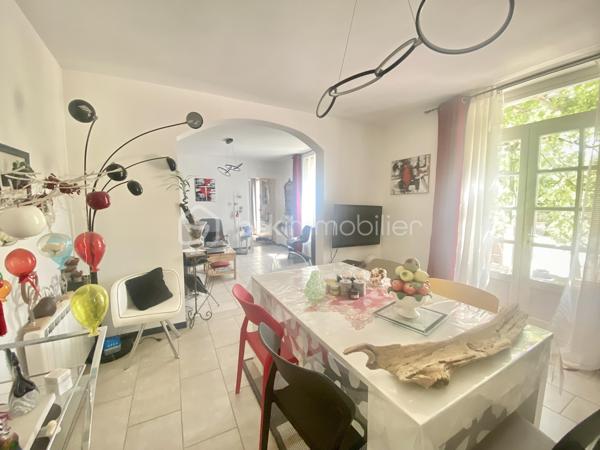 Il est des maisons qui dégagent une atmosphère particulière dès les premiers instants… Cette charmante maison de style provençal de 96 m², nichée sur un terrain arboré d'environ 560 m², en fait partie.

Derrière son allure authentique et chaleureuse, elle offre un intérieur fonctionnel et agréable à vivre. Au rez-de-chaussée, vous découvrirez une cuisine équipée indépendante ainsi qu'un salon-séjour lumineux de plus de 30 m², idéal pour partager de beaux moments en famille.

À l'étage, l'espace nuit se compose de trois chambres, d'une salle d'eau et de WC séparés.

Pensée pour le quotidien, la maison dispose également d'une buanderie avec WC, d'une dépendance attenante d'environ 12 m². Atelier, bureau pour le télétravail, espace créatif ou pièce supplémentaire, chacun pourra y imaginer son propre projet. Un garage et son espace de rangement ainsi qu'un carport pour camping-car viennent compléter le tout.

À l'extérieur, le jardin verdoyant invite à la détente et aux repas en terrasse, dans une ambiance typiquement provençale.

✨ Une maison pleine de charme, pratique et chaleureuse, où l'on se sent immédiatement bien. Un véritable coup de cœur à découvrir sans tarder !

🎥 Vous êtes loin ? Une visite virtuelle est disponible sur demande afin de découvrir le bien à distance.