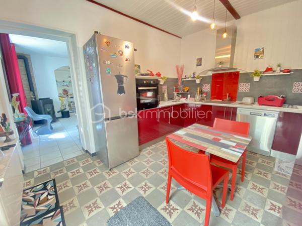 Il est des maisons qui dégagent une atmosphère particulière dès les premiers instants… Cette charmante maison de style provençal de 96 m², nichée sur un terrain arboré d'environ 560 m², en fait partie.

Derrière son allure authentique et chaleureuse, elle offre un intérieur fonctionnel et agréable à vivre. Au rez-de-chaussée, vous découvrirez une cuisine équipée indépendante ainsi qu'un salon-séjour lumineux de plus de 30 m², idéal pour partager de beaux moments en famille.

À l'étage, l'espace nuit se compose de trois chambres, d'une salle d'eau et de WC séparés.

Pensée pour le quotidien, la maison dispose également d'une buanderie avec WC, d'une dépendance attenante d'environ 12 m². Atelier, bureau pour le télétravail, espace créatif ou pièce supplémentaire, chacun pourra y imaginer son propre projet. Un garage et son espace de rangement ainsi qu'un carport pour camping-car viennent compléter le tout.

À l'extérieur, le jardin verdoyant invite à la détente et aux repas en terrasse, dans une ambiance typiquement provençale.

✨ Une maison pleine de charme, pratique et chaleureuse, où l'on se sent immédiatement bien. Un véritable coup de cœur à découvrir sans tarder !

🎥 Vous êtes loin ? Une visite virtuelle est disponible sur demande afin de découvrir le bien à distance.