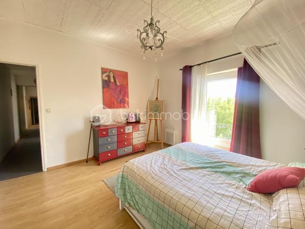 Il est des maisons qui dégagent une atmosphère particulière dès les premiers instants… Cette charmante maison de style provençal de 96 m², nichée sur un terrain arboré d'environ 560 m², en fait partie.

Derrière son allure authentique et chaleureuse, elle offre un intérieur fonctionnel et agréable à vivre. Au rez-de-chaussée, vous découvrirez une cuisine équipée indépendante ainsi qu'un salon-séjour lumineux de plus de 30 m², idéal pour partager de beaux moments en famille.

À l'étage, l'espace nuit se compose de trois chambres, d'une salle d'eau et de WC séparés.

Pensée pour le quotidien, la maison dispose également d'une buanderie avec WC, d'une dépendance attenante d'environ 12 m². Atelier, bureau pour le télétravail, espace créatif ou pièce supplémentaire, chacun pourra y imaginer son propre projet. Un garage et son espace de rangement ainsi qu'un carport pour camping-car viennent compléter le tout.

À l'extérieur, le jardin verdoyant invite à la détente et aux repas en terrasse, dans une ambiance typiquement provençale.

✨ Une maison pleine de charme, pratique et chaleureuse, où l'on se sent immédiatement bien. Un véritable coup de cœur à découvrir sans tarder !

🎥 Vous êtes loin ? Une visite virtuelle est disponible sur demande afin de découvrir le bien à distance.
