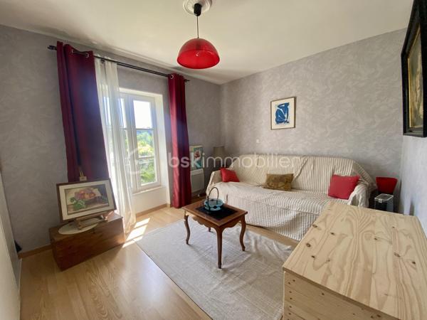 Il est des maisons qui dégagent une atmosphère particulière dès les premiers instants… Cette charmante maison de style provençal de 96 m², nichée sur un terrain arboré d'environ 560 m², en fait partie.

Derrière son allure authentique et chaleureuse, elle offre un intérieur fonctionnel et agréable à vivre. Au rez-de-chaussée, vous découvrirez une cuisine équipée indépendante ainsi qu'un salon-séjour lumineux de plus de 30 m², idéal pour partager de beaux moments en famille.

À l'étage, l'espace nuit se compose de trois chambres, d'une salle d'eau et de WC séparés.

Pensée pour le quotidien, la maison dispose également d'une buanderie avec WC, d'une dépendance attenante d'environ 12 m². Atelier, bureau pour le télétravail, espace créatif ou pièce supplémentaire, chacun pourra y imaginer son propre projet. Un garage et son espace de rangement ainsi qu'un carport pour camping-car viennent compléter le tout.

À l'extérieur, le jardin verdoyant invite à la détente et aux repas en terrasse, dans une ambiance typiquement provençale.

✨ Une maison pleine de charme, pratique et chaleureuse, où l'on se sent immédiatement bien. Un véritable coup de cœur à découvrir sans tarder !

🎥 Vous êtes loin ? Une visite virtuelle est disponible sur demande afin de découvrir le bien à distance.