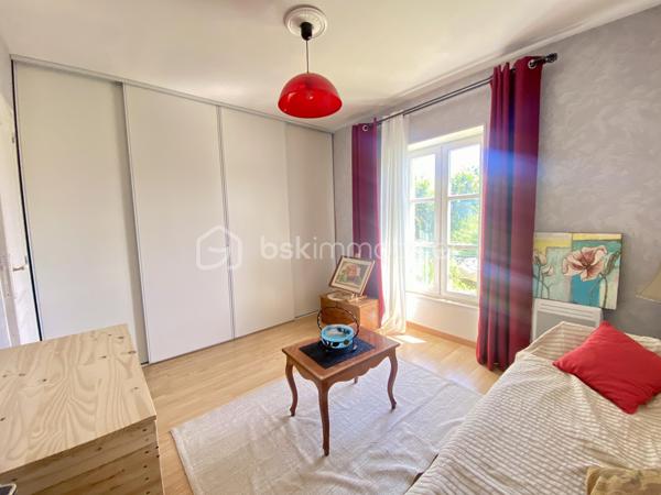 Il est des maisons qui dégagent une atmosphère particulière dès les premiers instants… Cette charmante maison de style provençal de 96 m², nichée sur un terrain arboré d'environ 560 m², en fait partie.

Derrière son allure authentique et chaleureuse, elle offre un intérieur fonctionnel et agréable à vivre. Au rez-de-chaussée, vous découvrirez une cuisine équipée indépendante ainsi qu'un salon-séjour lumineux de plus de 30 m², idéal pour partager de beaux moments en famille.

À l'étage, l'espace nuit se compose de trois chambres, d'une salle d'eau et de WC séparés.

Pensée pour le quotidien, la maison dispose également d'une buanderie avec WC, d'une dépendance attenante d'environ 12 m². Atelier, bureau pour le télétravail, espace créatif ou pièce supplémentaire, chacun pourra y imaginer son propre projet. Un garage et son espace de rangement ainsi qu'un carport pour camping-car viennent compléter le tout.

À l'extérieur, le jardin verdoyant invite à la détente et aux repas en terrasse, dans une ambiance typiquement provençale.

✨ Une maison pleine de charme, pratique et chaleureuse, où l'on se sent immédiatement bien. Un véritable coup de cœur à découvrir sans tarder !

🎥 Vous êtes loin ? Une visite virtuelle est disponible sur demande afin de découvrir le bien à distance.