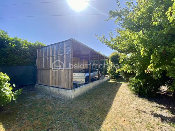 Il est des maisons qui dégagent une atmosphère particulière dès les premiers instants… Cette charmante maison de style provençal de 96 m², nichée sur un terrain arboré d'environ 560 m², en fait partie.

Derrière son allure authentique et chaleureuse, elle offre un intérieur fonctionnel et agréable à vivre. Au rez-de-chaussée, vous découvrirez une cuisine équipée indépendante ainsi qu'un salon-séjour lumineux de plus de 30 m², idéal pour partager de beaux moments en famille.

À l'étage, l'espace nuit se compose de trois chambres, d'une salle d'eau et de WC séparés.

Pensée pour le quotidien, la maison dispose également d'une buanderie avec WC, d'une dépendance attenante d'environ 12 m². Atelier, bureau pour le télétravail, espace créatif ou pièce supplémentaire, chacun pourra y imaginer son propre projet. Un garage et son espace de rangement ainsi qu'un carport pour camping-car viennent compléter le tout.

À l'extérieur, le jardin verdoyant invite à la détente et aux repas en terrasse, dans une ambiance typiquement provençale.

✨ Une maison pleine de charme, pratique et chaleureuse, où l'on se sent immédiatement bien. Un véritable coup de cœur à découvrir sans tarder !

🎥 Vous êtes loin ? Une visite virtuelle est disponible sur demande afin de découvrir le bien à distance.