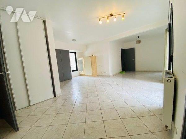 Appartement à vendre à Perros-Guirec, centre-ville, un appartement de type 4 d'une surface habi...