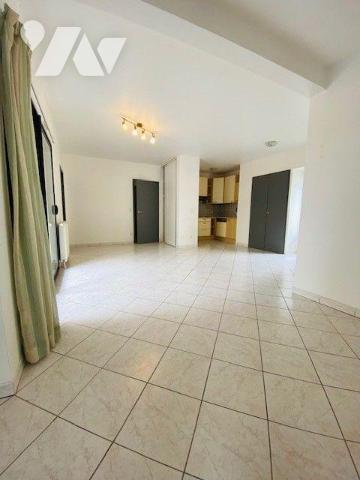 Appartement à vendre à Perros-Guirec, centre-ville, un appartement de type 4 d'une surface habi...