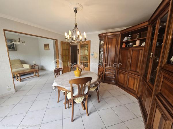 Situé au 8 rue Garibaldi, dans une résidence bien entretenue et proche de toutes les commodités, venez découvrir ce T5 (transformé en T4) très lumineux, situé au 3e étage (avec ascenseur, en demi palier). 

Idéal pour une famille, vous trouvez un vaste salon/salle à manger (30 m²) donnant sur un balcon par de grandes baies vitrées coulissantes. La cuisine séparée est entièrement équipée et comporte une buanderie ainsi qu'une loggia fermée faisant office de cellier.

Côté nuit, 3 chambres sont à disposition dont une avec un balcon. La salle de bain est très pratique avec une baignoire et une fenêtre. 
De nombreux placards aménagés de grande taille sont présents dans tout l'appartement et un dressing à l'entrée permet un rangement optimal.

L'appartement est traversant et n'a aucun vis à vis proche. 

Pour votre confort : double vitrage, baies vitrées coulissantes, fenêtres oscillo battantes, fibre.

Possibilité de garage au pied de l'immeuble (En sus - 15 000 €)

Les charges s'élèvent à 580 € par trimestre. Elles comprennent le chauffage, le gaz et l'eau froide, en plus des charges de copropriété classiques.

A visiter très vite avec Valérie HERVIN (EI) au 07 66 08 18 36