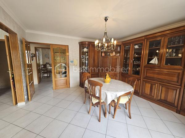 Situé au 8 rue Garibaldi, dans une résidence bien entretenue et proche de toutes les commodités, venez découvrir ce T5 (transformé en T4) très lumineux, situé au 3e étage (avec ascenseur, en demi palier). 

Idéal pour une famille, vous trouvez un vaste salon/salle à manger (30 m²) donnant sur un balcon par de grandes baies vitrées coulissantes. La cuisine séparée est entièrement équipée et comporte une buanderie ainsi qu'une loggia fermée faisant office de cellier.

Côté nuit, 3 chambres sont à disposition dont une avec un balcon. La salle de bain est très pratique avec une baignoire et une fenêtre. 
De nombreux placards aménagés de grande taille sont présents dans tout l'appartement et un dressing à l'entrée permet un rangement optimal.

L'appartement est traversant et n'a aucun vis à vis proche. 

Pour votre confort : double vitrage, baies vitrées coulissantes, fenêtres oscillo battantes, fibre.

Possibilité de garage au pied de l'immeuble (En sus - 15 000 €)

Les charges s'élèvent à 580 € par trimestre. Elles comprennent le chauffage, le gaz et l'eau froide, en plus des charges de copropriété classiques.

A visiter très vite avec Valérie HERVIN (EI) au 07 66 08 18 36