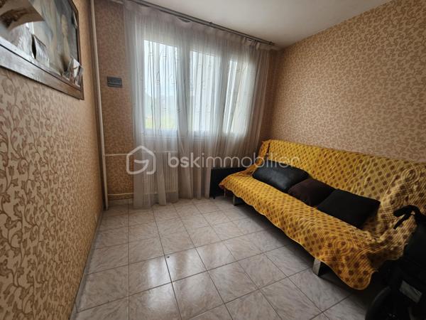 Situé au 8 rue Garibaldi, dans une résidence bien entretenue et proche de toutes les commodités, venez découvrir ce T5 (transformé en T4) très lumineux, situé au 3e étage (avec ascenseur, en demi palier). 

Idéal pour une famille, vous trouvez un vaste salon/salle à manger (30 m²) donnant sur un balcon par de grandes baies vitrées coulissantes. La cuisine séparée est entièrement équipée et comporte une buanderie ainsi qu'une loggia fermée faisant office de cellier.

Côté nuit, 3 chambres sont à disposition dont une avec un balcon. La salle de bain est très pratique avec une baignoire et une fenêtre. 
De nombreux placards aménagés de grande taille sont présents dans tout l'appartement et un dressing à l'entrée permet un rangement optimal.

L'appartement est traversant et n'a aucun vis à vis proche. 

Pour votre confort : double vitrage, baies vitrées coulissantes, fenêtres oscillo battantes, fibre.

Possibilité de garage au pied de l'immeuble (En sus - 15 000 €)

Les charges s'élèvent à 580 € par trimestre. Elles comprennent le chauffage, le gaz et l'eau froide, en plus des charges de copropriété classiques.

A visiter très vite avec Valérie HERVIN (EI) au 07 66 08 18 36