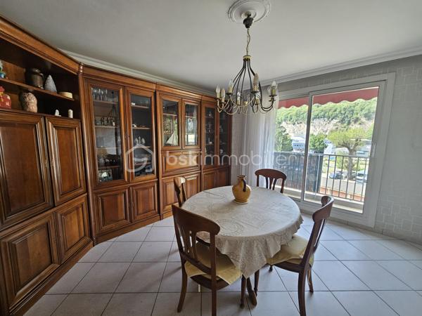 Situé au 8 rue Garibaldi, dans une résidence bien entretenue et proche de toutes les commodités, venez découvrir ce T5 (transformé en T4) très lumineux, situé au 3e étage (avec ascenseur, en demi palier). 

Idéal pour une famille, vous trouvez un vaste salon/salle à manger (30 m²) donnant sur un balcon par de grandes baies vitrées coulissantes. La cuisine séparée est entièrement équipée et comporte une buanderie ainsi qu'une loggia fermée faisant office de cellier.

Côté nuit, 3 chambres sont à disposition dont une avec un balcon. La salle de bain est très pratique avec une baignoire et une fenêtre. 
De nombreux placards aménagés de grande taille sont présents dans tout l'appartement et un dressing à l'entrée permet un rangement optimal.

L'appartement est traversant et n'a aucun vis à vis proche. 

Pour votre confort : double vitrage, baies vitrées coulissantes, fenêtres oscillo battantes, fibre.

Possibilité de garage au pied de l'immeuble (En sus - 15 000 €)

Les charges s'élèvent à 580 € par trimestre. Elles comprennent le chauffage, le gaz et l'eau froide, en plus des charges de copropriété classiques.

A visiter très vite avec Valérie HERVIN (EI) au 07 66 08 18 36