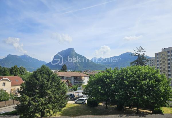 Situé au 8 rue Garibaldi, dans une résidence bien entretenue et proche de toutes les commodités, venez découvrir ce T5 (transformé en T4) très lumineux, situé au 3e étage (avec ascenseur, en demi palier). 

Idéal pour une famille, vous trouvez un vaste salon/salle à manger (30 m²) donnant sur un balcon par de grandes baies vitrées coulissantes. La cuisine séparée est entièrement équipée et comporte une buanderie ainsi qu'une loggia fermée faisant office de cellier.

Côté nuit, 3 chambres sont à disposition dont une avec un balcon. La salle de bain est très pratique avec une baignoire et une fenêtre. 
De nombreux placards aménagés de grande taille sont présents dans tout l'appartement et un dressing à l'entrée permet un rangement optimal.

L'appartement est traversant et n'a aucun vis à vis proche. 

Pour votre confort : double vitrage, baies vitrées coulissantes, fenêtres oscillo battantes, fibre.

Possibilité de garage au pied de l'immeuble (En sus - 15 000 €)

Les charges s'élèvent à 580 € par trimestre. Elles comprennent le chauffage, le gaz et l'eau froide, en plus des charges de copropriété classiques.

A visiter très vite avec Valérie HERVIN (EI) au 07 66 08 18 36