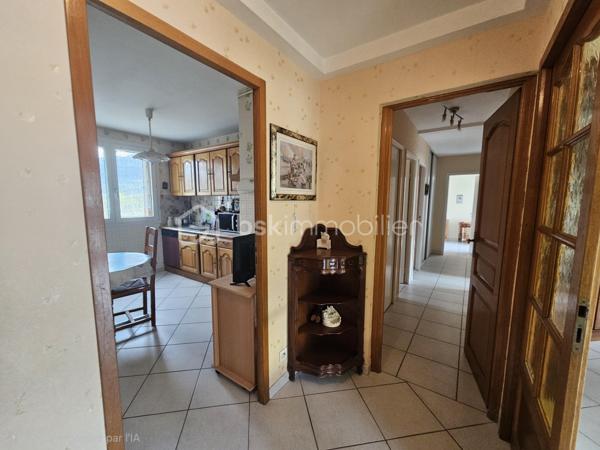 Situé au 8 rue Garibaldi, dans une résidence bien entretenue et proche de toutes les commodités, venez découvrir ce T5 (transformé en T4) très lumineux, situé au 3e étage (avec ascenseur, en demi palier). 

Idéal pour une famille, vous trouvez un vaste salon/salle à manger (30 m²) donnant sur un balcon par de grandes baies vitrées coulissantes. La cuisine séparée est entièrement équipée et comporte une buanderie ainsi qu'une loggia fermée faisant office de cellier.

Côté nuit, 3 chambres sont à disposition dont une avec un balcon. La salle de bain est très pratique avec une baignoire et une fenêtre. 
De nombreux placards aménagés de grande taille sont présents dans tout l'appartement et un dressing à l'entrée permet un rangement optimal.

L'appartement est traversant et n'a aucun vis à vis proche. 

Pour votre confort : double vitrage, baies vitrées coulissantes, fenêtres oscillo battantes, fibre.

Possibilité de garage au pied de l'immeuble (En sus - 15 000 €)

Les charges s'élèvent à 580 € par trimestre. Elles comprennent le chauffage, le gaz et l'eau froide, en plus des charges de copropriété classiques.

A visiter très vite avec Valérie HERVIN (EI) au 07 66 08 18 36