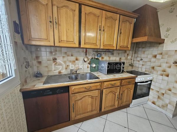 Situé au 8 rue Garibaldi, dans une résidence bien entretenue et proche de toutes les commodités, venez découvrir ce T5 (transformé en T4) très lumineux, situé au 3e étage (avec ascenseur, en demi palier). 

Idéal pour une famille, vous trouvez un vaste salon/salle à manger (30 m²) donnant sur un balcon par de grandes baies vitrées coulissantes. La cuisine séparée est entièrement équipée et comporte une buanderie ainsi qu'une loggia fermée faisant office de cellier.

Côté nuit, 3 chambres sont à disposition dont une avec un balcon. La salle de bain est très pratique avec une baignoire et une fenêtre. 
De nombreux placards aménagés de grande taille sont présents dans tout l'appartement et un dressing à l'entrée permet un rangement optimal.

L'appartement est traversant et n'a aucun vis à vis proche. 

Pour votre confort : double vitrage, baies vitrées coulissantes, fenêtres oscillo battantes, fibre.

Possibilité de garage au pied de l'immeuble (En sus - 15 000 €)

Les charges s'élèvent à 580 € par trimestre. Elles comprennent le chauffage, le gaz et l'eau froide, en plus des charges de copropriété classiques.

A visiter très vite avec Valérie HERVIN (EI) au 07 66 08 18 36