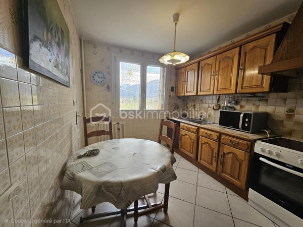 Situé au 8 rue Garibaldi, dans une résidence bien entretenue et proche de toutes les commodités, venez découvrir ce T5 (transformé en T4) très lumineux, situé au 3e étage (avec ascenseur, en demi palier). 

Idéal pour une famille, vous trouvez un vaste salon/salle à manger (30 m²) donnant sur un balcon par de grandes baies vitrées coulissantes. La cuisine séparée est entièrement équipée et comporte une buanderie ainsi qu'une loggia fermée faisant office de cellier.

Côté nuit, 3 chambres sont à disposition dont une avec un balcon. La salle de bain est très pratique avec une baignoire et une fenêtre. 
De nombreux placards aménagés de grande taille sont présents dans tout l'appartement et un dressing à l'entrée permet un rangement optimal.

L'appartement est traversant et n'a aucun vis à vis proche. 

Pour votre confort : double vitrage, baies vitrées coulissantes, fenêtres oscillo battantes, fibre.

Possibilité de garage au pied de l'immeuble (En sus - 15 000 €)

Les charges s'élèvent à 580 € par trimestre. Elles comprennent le chauffage, le gaz et l'eau froide, en plus des charges de copropriété classiques.

A visiter très vite avec Valérie HERVIN (EI) au 07 66 08 18 36