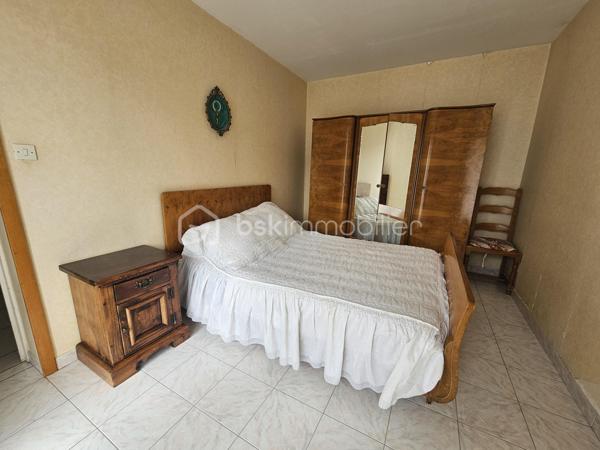 Situé au 8 rue Garibaldi, dans une résidence bien entretenue et proche de toutes les commodités, venez découvrir ce T5 (transformé en T4) très lumineux, situé au 3e étage (avec ascenseur, en demi palier). 

Idéal pour une famille, vous trouvez un vaste salon/salle à manger (30 m²) donnant sur un balcon par de grandes baies vitrées coulissantes. La cuisine séparée est entièrement équipée et comporte une buanderie ainsi qu'une loggia fermée faisant office de cellier.

Côté nuit, 3 chambres sont à disposition dont une avec un balcon. La salle de bain est très pratique avec une baignoire et une fenêtre. 
De nombreux placards aménagés de grande taille sont présents dans tout l'appartement et un dressing à l'entrée permet un rangement optimal.

L'appartement est traversant et n'a aucun vis à vis proche. 

Pour votre confort : double vitrage, baies vitrées coulissantes, fenêtres oscillo battantes, fibre.

Possibilité de garage au pied de l'immeuble (En sus - 15 000 €)

Les charges s'élèvent à 580 € par trimestre. Elles comprennent le chauffage, le gaz et l'eau froide, en plus des charges de copropriété classiques.

A visiter très vite avec Valérie HERVIN (EI) au 07 66 08 18 36