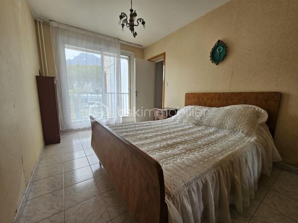 Situé au 8 rue Garibaldi, dans une résidence bien entretenue et proche de toutes les commodités, venez découvrir ce T5 (transformé en T4) très lumineux, situé au 3e étage (avec ascenseur, en demi palier). 

Idéal pour une famille, vous trouvez un vaste salon/salle à manger (30 m²) donnant sur un balcon par de grandes baies vitrées coulissantes. La cuisine séparée est entièrement équipée et comporte une buanderie ainsi qu'une loggia fermée faisant office de cellier.

Côté nuit, 3 chambres sont à disposition dont une avec un balcon. La salle de bain est très pratique avec une baignoire et une fenêtre. 
De nombreux placards aménagés de grande taille sont présents dans tout l'appartement et un dressing à l'entrée permet un rangement optimal.

L'appartement est traversant et n'a aucun vis à vis proche. 

Pour votre confort : double vitrage, baies vitrées coulissantes, fenêtres oscillo battantes, fibre.

Possibilité de garage au pied de l'immeuble (En sus - 15 000 €)

Les charges s'élèvent à 580 € par trimestre. Elles comprennent le chauffage, le gaz et l'eau froide, en plus des charges de copropriété classiques.

A visiter très vite avec Valérie HERVIN (EI) au 07 66 08 18 36
