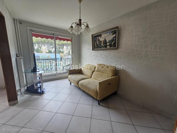 Situé au 8 rue Garibaldi, dans une résidence bien entretenue et proche de toutes les commodités, venez découvrir ce T5 (transformé en T4) très lumineux, situé au 3e étage (avec ascenseur, en demi palier). 

Idéal pour une famille, vous trouvez un vaste salon/salle à manger (30 m²) donnant sur un balcon par de grandes baies vitrées coulissantes. La cuisine séparée est entièrement équipée et comporte une buanderie ainsi qu'une loggia fermée faisant office de cellier.

Côté nuit, 3 chambres sont à disposition dont une avec un balcon. La salle de bain est très pratique avec une baignoire et une fenêtre. 
De nombreux placards aménagés de grande taille sont présents dans tout l'appartement et un dressing à l'entrée permet un rangement optimal.

L'appartement est traversant et n'a aucun vis à vis proche. 

Pour votre confort : double vitrage, baies vitrées coulissantes, fenêtres oscillo battantes, fibre.

Possibilité de garage au pied de l'immeuble (En sus - 15 000 €)

Les charges s'élèvent à 580 € par trimestre. Elles comprennent le chauffage, le gaz et l'eau froide, en plus des charges de copropriété classiques.

A visiter très vite avec Valérie HERVIN (EI) au 07 66 08 18 36