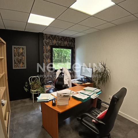 A LOUER Local d'activité avec bureaux Plescop 450 m2