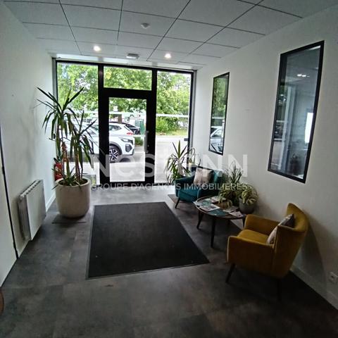 A LOUER Local d'activité avec bureaux Plescop 450 m2