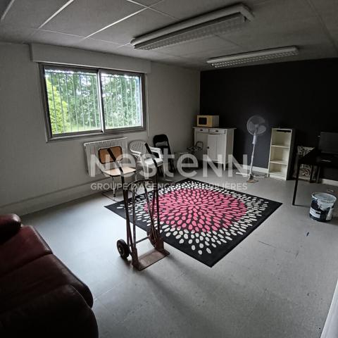 A LOUER Local d'activité avec bureaux Plescop 450 m2