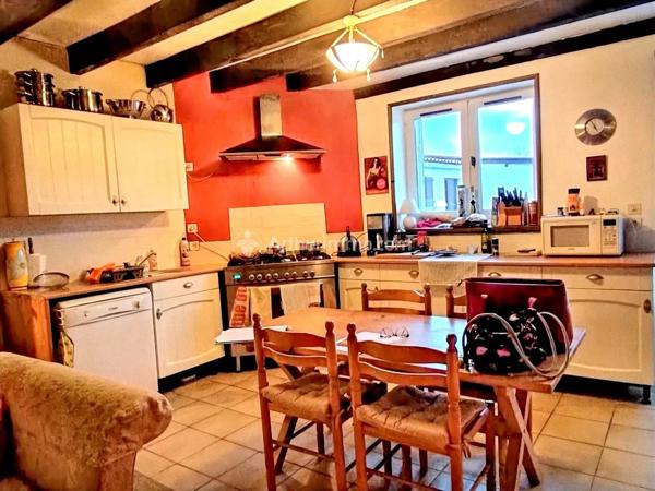 Vente                                                      Maison de village
                        
                     5 pièces                      143 m2                     à Viviers-Lès-Montagnes