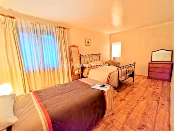 Vente                                                      Maison de village
                        
                     5 pièces                      143 m2                     à Viviers-Lès-Montagnes