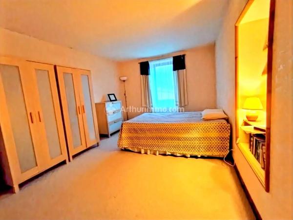 Vente                                                      Maison de village
                        
                     5 pièces                      143 m2                     à Viviers-Lès-Montagnes