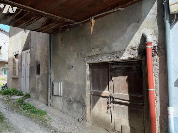 MEXIMIEUX CENTRE-VILLE MAISON A RENOVER AVEC DEPENDANCES ET JARDIN