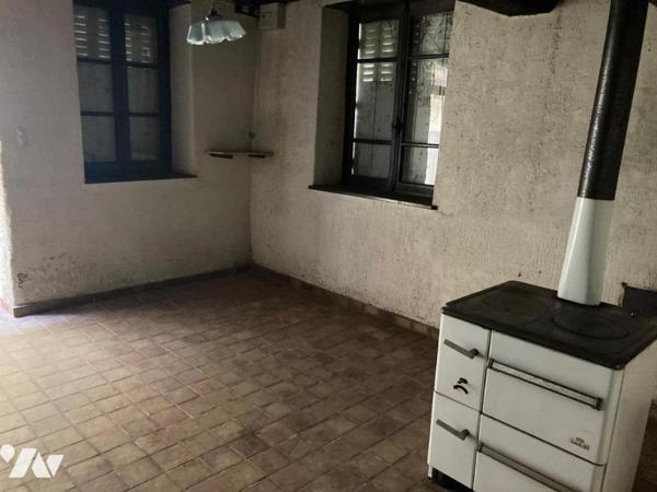 MEXIMIEUX CENTRE-VILLE MAISON A RENOVER AVEC DEPENDANCES ET JARDIN