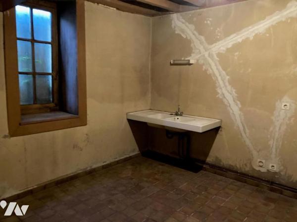 MEXIMIEUX CENTRE-VILLE MAISON A RENOVER AVEC DEPENDANCES ET JARDIN