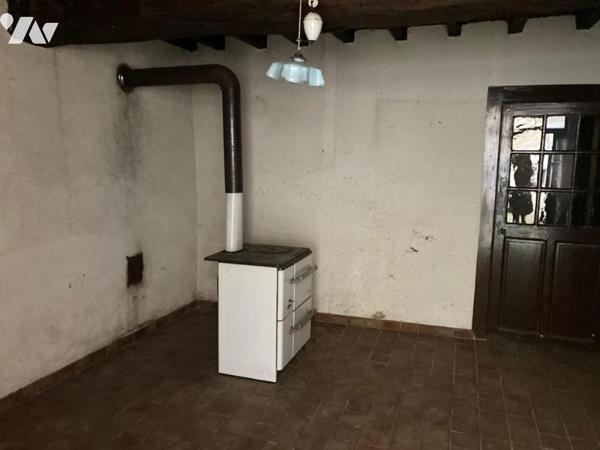 MEXIMIEUX CENTRE-VILLE MAISON A RENOVER AVEC DEPENDANCES ET JARDIN