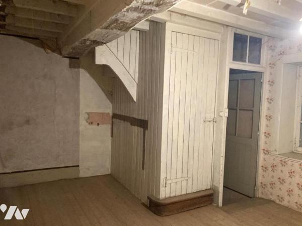 MEXIMIEUX CENTRE-VILLE MAISON A RENOVER AVEC DEPENDANCES ET JARDIN