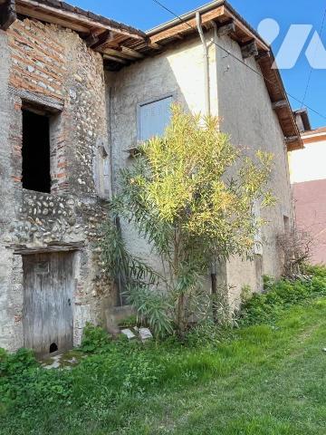 MEXIMIEUX CENTRE-VILLE MAISON A RENOVER AVEC DEPENDANCES ET JARDIN