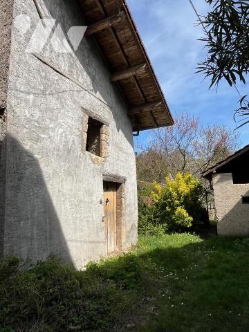 MEXIMIEUX CENTRE-VILLE MAISON A RENOVER AVEC DEPENDANCES ET JARDIN
