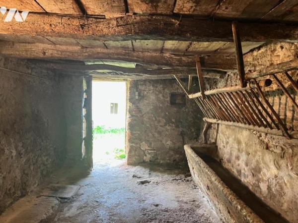 MEXIMIEUX CENTRE-VILLE MAISON A RENOVER AVEC DEPENDANCES ET JARDIN