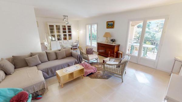 LE MUY - Villa de caractère rénovée très récemment avec appartement indépendant, vue Rocher de Roquebrune