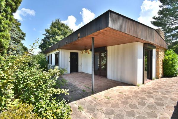 Maison de plain-pied de 127 m² avec garage sur un très beau terrain arboré