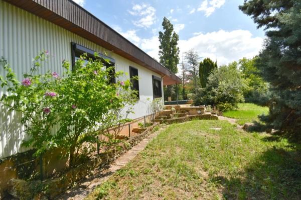 Maison de plain-pied de 127 m² avec garage sur un très beau terrain arboré