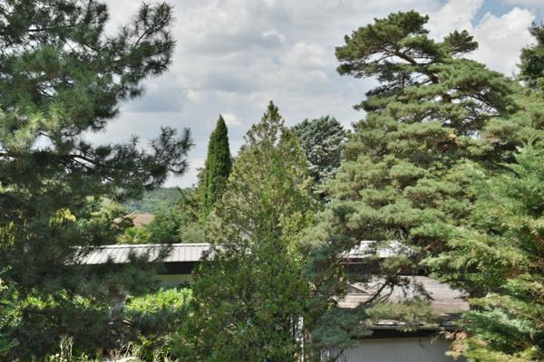 Maison de plain-pied de 127 m² avec garage sur un très beau terrain arboré